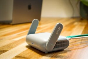 Wi-Fi Extender vs Mesh: Which Fixes Coverage Better?